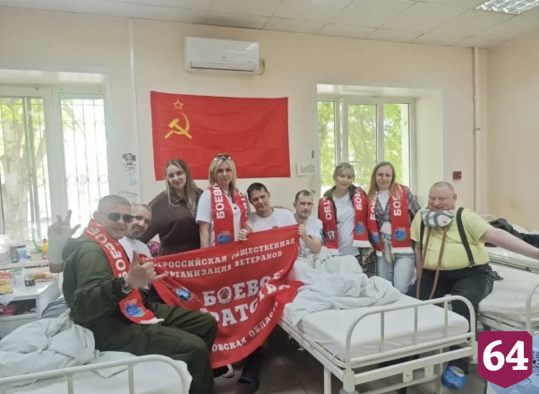 Саратовским участникам СВО подарили футболки «Связь поколений» 